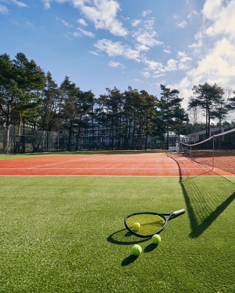 Exklusive Angebote für Tennis an der Ostsee im Strandhotel Fischland und im Strandhotel Dierhagen