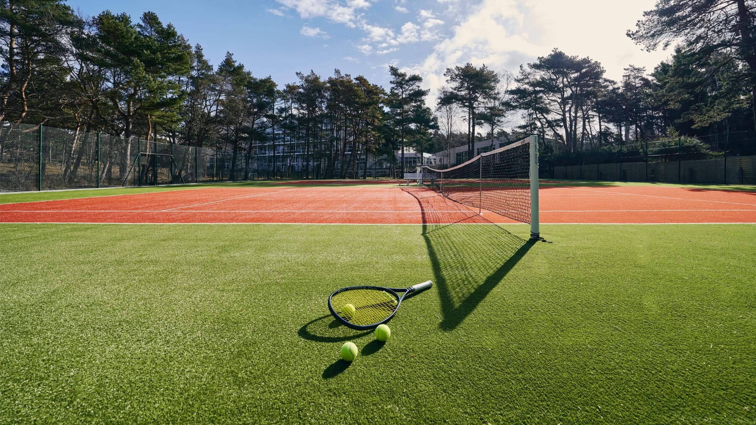Exklusive Angebote für Tennis an der Ostsee im Strandhotel Fischland und im Strandhotel Dierhagen